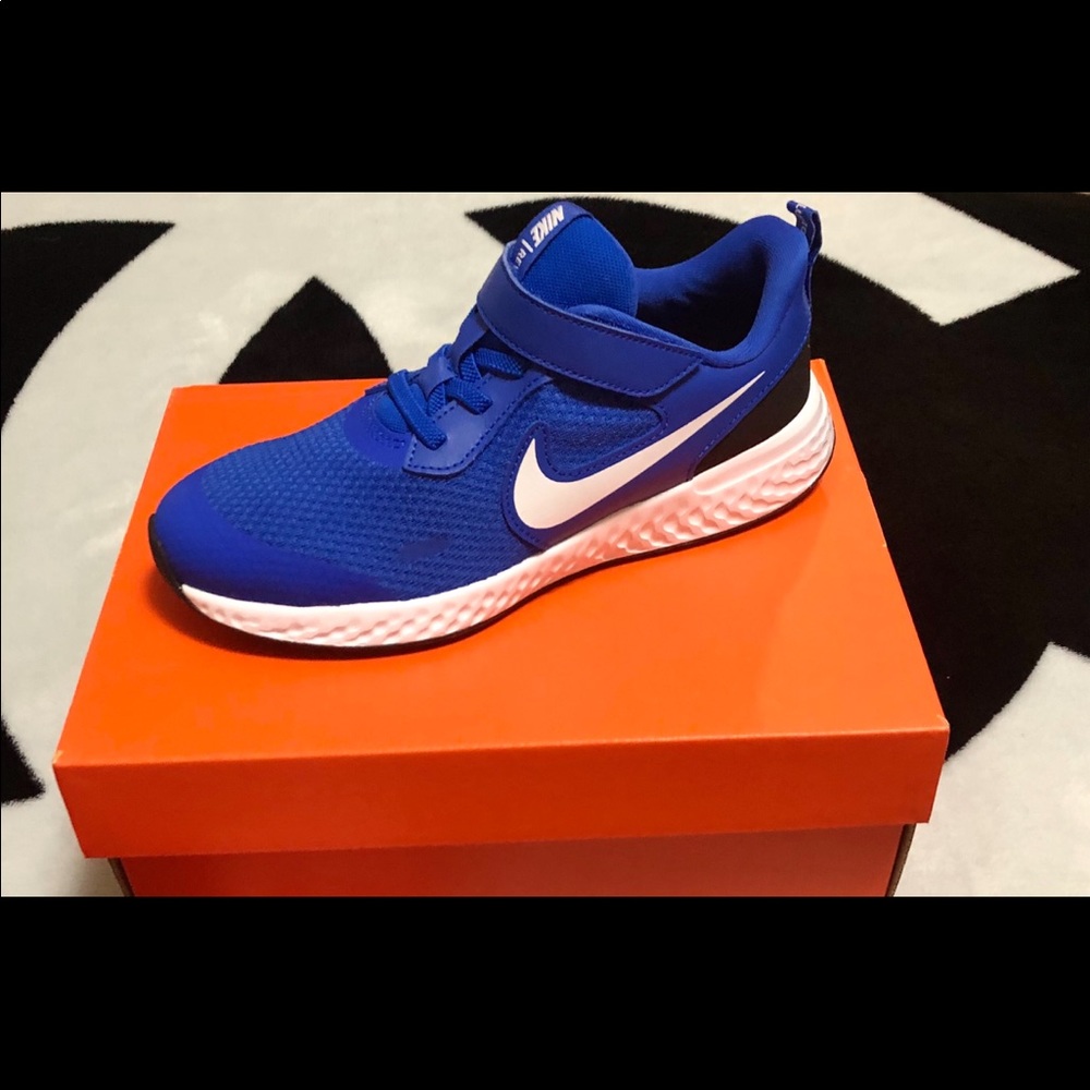 BOYS NIKE SHOES
